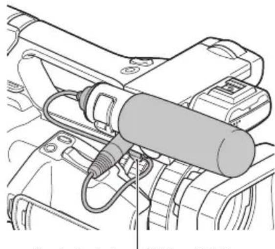SONY HXR-NX200 - Nasazení mikrofonu (prodává se samostatně) - 2