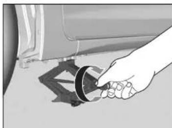 Honda Jazz (2020) - How to Set Up the Jack - 2