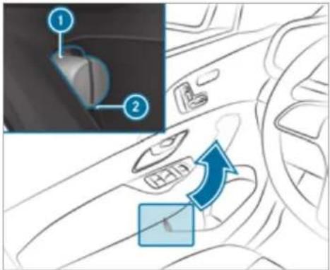 Mercedes-Benz GLS (2021) - Removing the safety vest - 1