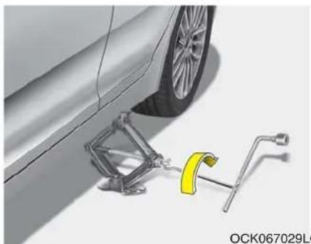 KIA Stinger (2021) - WARNING - Changing a tire - 3