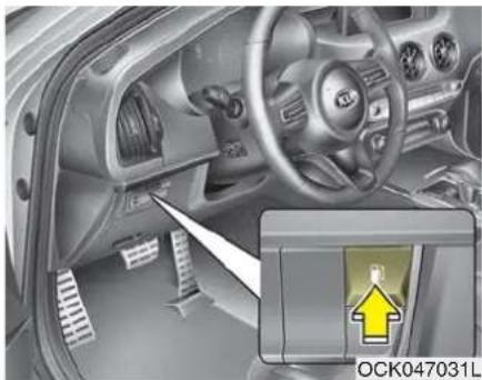 KIA Stinger (2021) - Opening the fuel filler door - 1