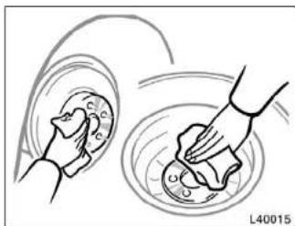 TOYOTA Camry (1999) - Remove the wheel nuts and change tires. - 1
