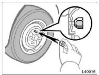 TOYOTA Camry (1999) - Remove the wheel nuts and change tires. - 2