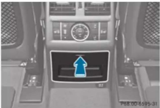 Mercedes-Benz GL (2012) - Stowage compartment in the rear centre console - 1