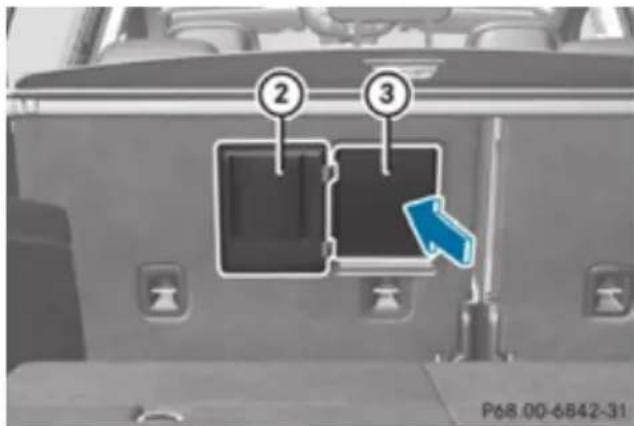 Mercedes-Benz GL (2012) - Through-loading facility in the rear compartment - 2