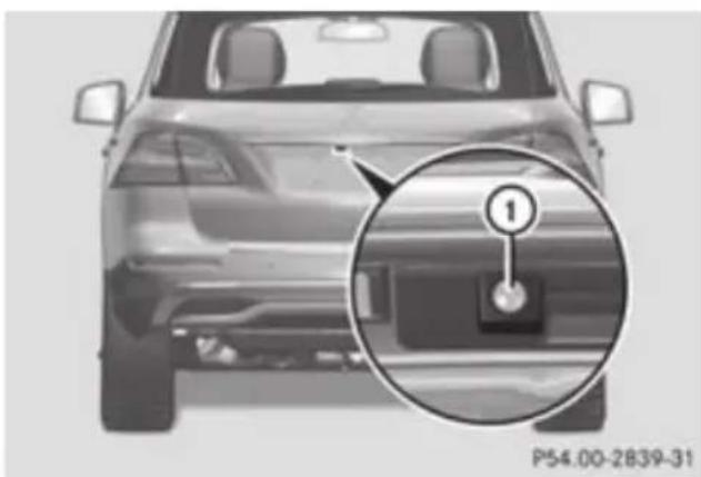 Mercedes-Benz GL (2012) - Cleaning the 360° camera - 1