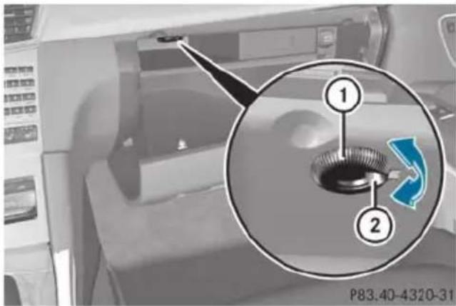 Mercedes-Benz E-Class Sedan (2011) - Setting the glove box air vent - 1