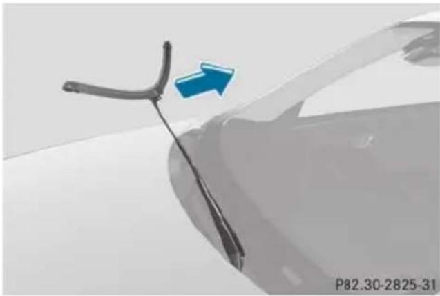 Mercedes-Benz E-Class Sedan (2011) - Removing the wiper blades - 1