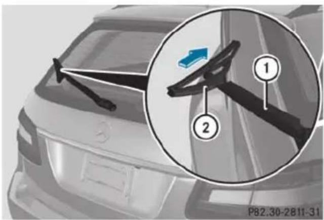 Mercedes-Benz E-Class Sedan (2011) - Replacing the rear window wiper blade - 1