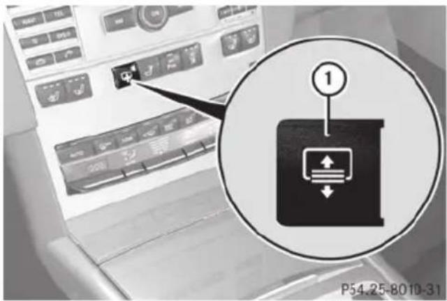 Mercedes-Benz E-Class Sedan (2011) - Extending/retracting the roller sunblind - 1
