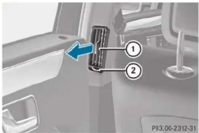 Mercedes-Benz E-Class Sedan (2011) - Setting the center vents in the rear compartment - 2