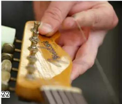 FENDER Artist Stratocaster - CHANGING STRINGS - 1