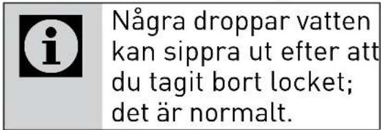 Några droppar vatten kan sippra ut efter att du tagit bort locket; det är normalt.