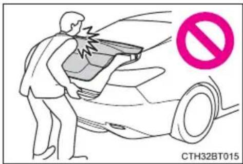 TOYOTA Camry HV (2022) - Using the trunk - 1