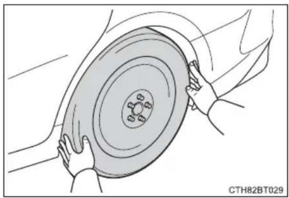 TOYOTA Camry HV (2022) - Replacing a flat tire - 7
