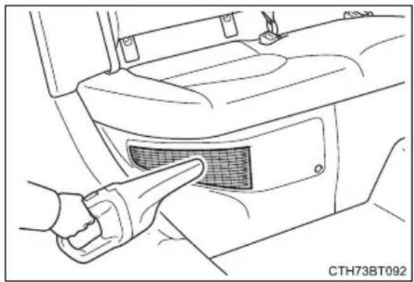 TOYOTA Camry HV (2022) - Cleaning the air intake vent - 1