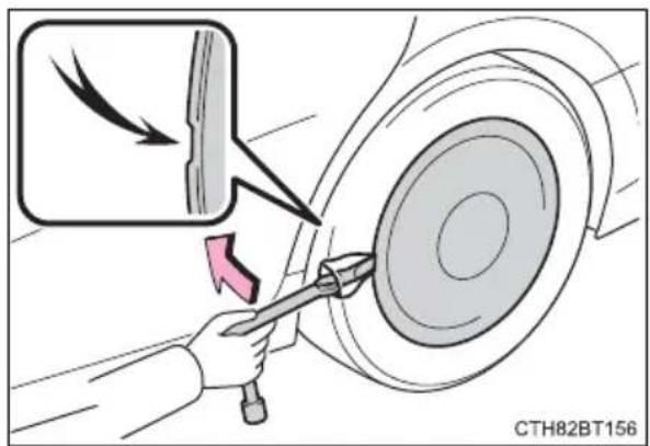 TOYOTA Camry HV (2022) - Replacing a flat tire - 2
