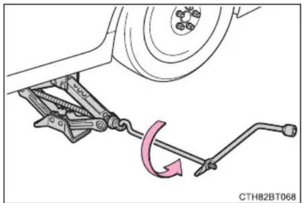 TOYOTA Camry HV (2022) - Installing the spare tire - 4