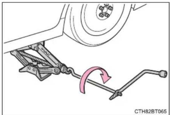 TOYOTA Camry HV (2022) - Replacing a flat tire - 6