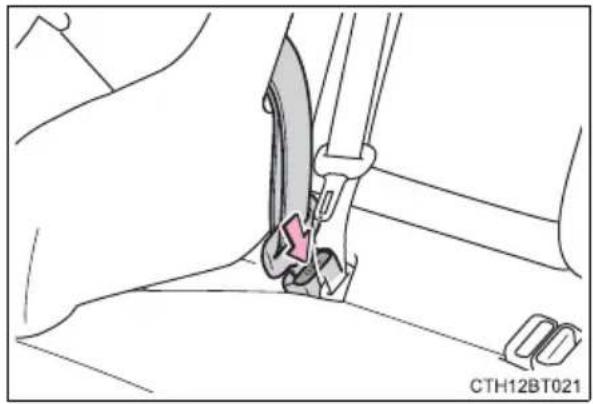 TOYOTA Camry HV (2022) - Removing a child restraint system installed with a seat belt - 1