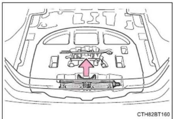 TOYOTA Camry HV (2022) - Taking out the jack - 3