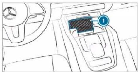 Mercedes-Benz GLE (2022) - Connecting a mobile phone - 1