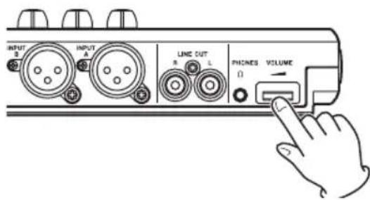 INPUT S INPUT A LINE OUT R L PHONES VOLUME Ω