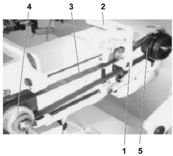 Dürkopp Adler 4181i - Setting the tensioning roller of the indented belt - 2
