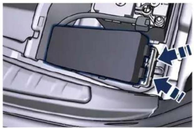 Maserati Quattroporte (2016) - SeeWarningspage110 - 2
