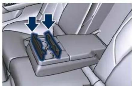 Maserati Quattroporte (2022) - Cup Holders for Rear Passengers - 2