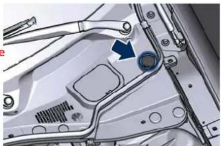 Maserati Quattroporte (2022) - Adding Windshield Washer Fluid - 1