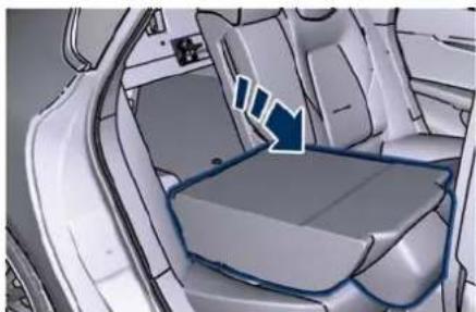 Maserati Quattroporte (2022) - Loading with Rear Seatback Folded Down - 2