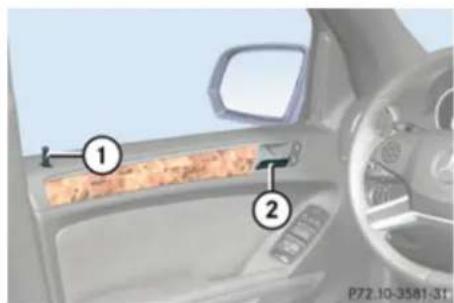 Mercedes-Benz GL (2009) - Opening the doors from the inside - 1