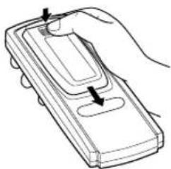 ALPINE CDA-9812 - Öffnen des Batteriefachdeckels - 1