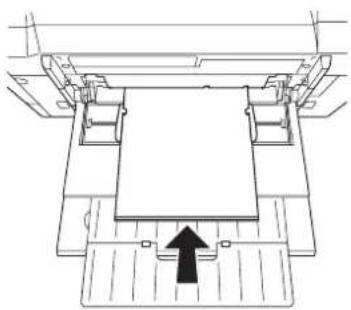 Triumph-Adler CLP 4526 - Papier in die Universalzufuhr einlegen - 3