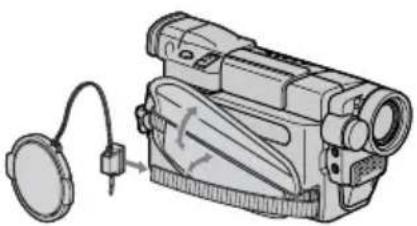 SONY DCR-TRV345 - Anbringen der Objektivschutzkappe - 1