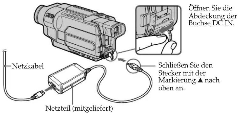 Netzkabel Netzteil (mitgeliefert) Öffnen Sie die Abdeckung der Buchse DC IN. Schließen Sie den Stecker mit der Markierung ▲ nach oben an.