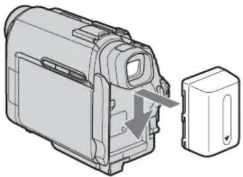 SONY DCR-HC16 - Bringen Sie den geladenen Akku am Camcorder an. - 1