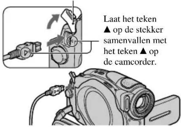 Laat het teken ▲ op de stekker samenvallen met het teken ▲ op de camcorder.