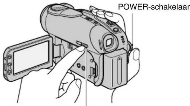 SONY DCR-DVD635E - Schakel de stroom in door de POWER schakelaar in de richting van de pijl te schuiven terwijl u het groene knopje in het midden ingedrukt houdt. - 2
