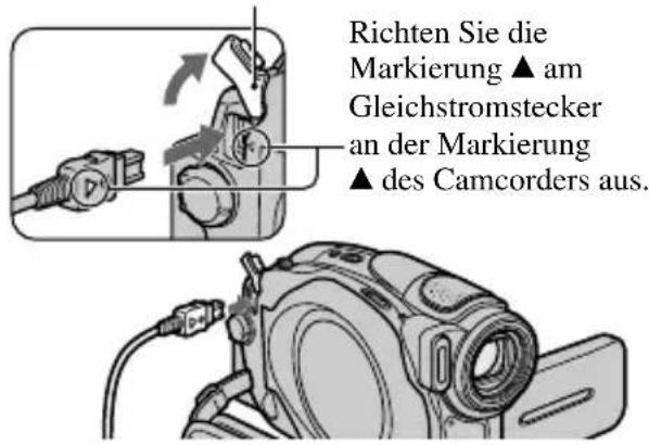 Richten Sie die Markierung ▲ am Gleichstromstecker an der Markierung ▲ des Camcorders aus.