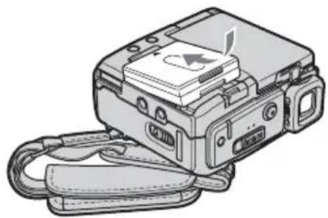 SONY DCR-PC106 - Bringen Sie den geladenen Akku am Camcorder an. - 2