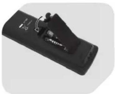 OK OLE 24150-B - INSTALAR LAS PILAS DEL CONTROL REMOTO - 2