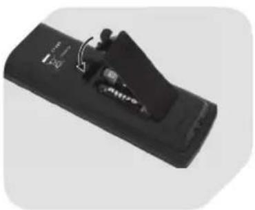 OK OLE 22150-B - EINLEGEN DER BATTERIEN IN DIE FERNBEDIENUNG - 2