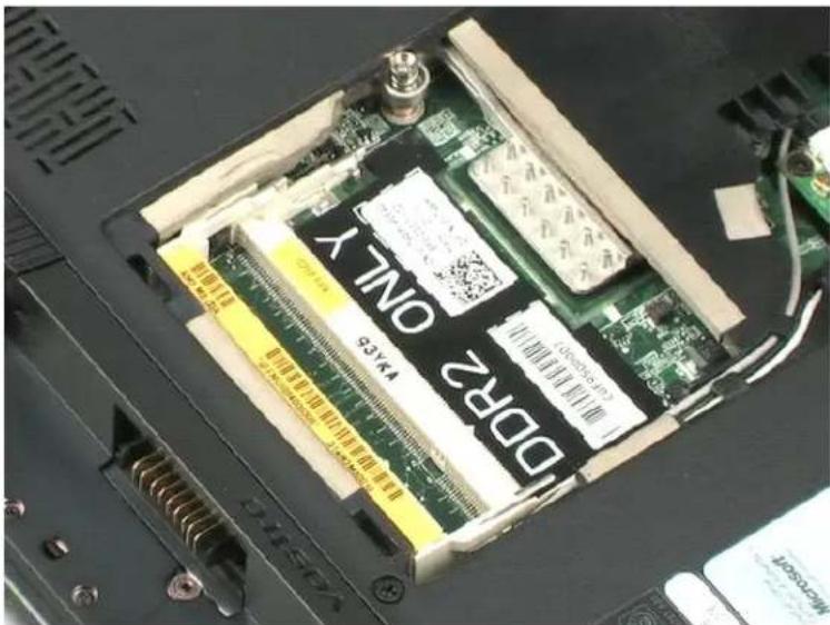 DELL Vostro 1220 - Removing the Memory - 3