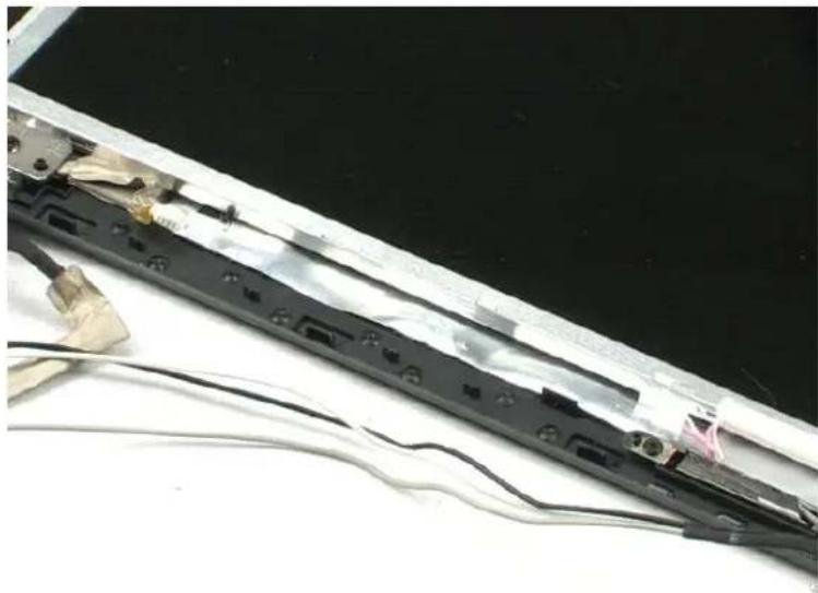 DELL Vostro 1220 - Removing the LCD Inverter - 3