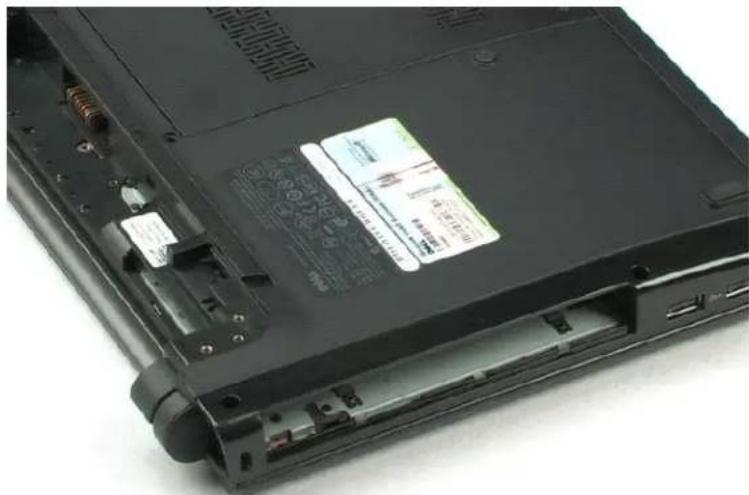 DELL Vostro 1220 - Removing the Media Bay Device - 3