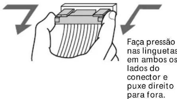 Faça pressão nas linguetas em ambos os lados do conector e puxe direito para fora.