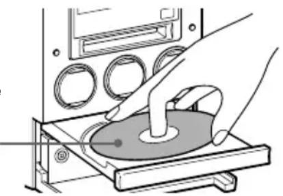 SONY CMT-M100MDB - Mettere un CD con l'etichetta rivolta in alto nel cassetto del disco. - 1