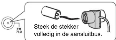 FM 75 Ω Steek de stekker volledig in de aansluitbus.
